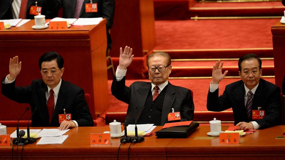O presidente chinês Hu Jintao, o ex-presidente Jiang Zemin e o premiê Wen Jiabao durante a votação do novo Comitê Central