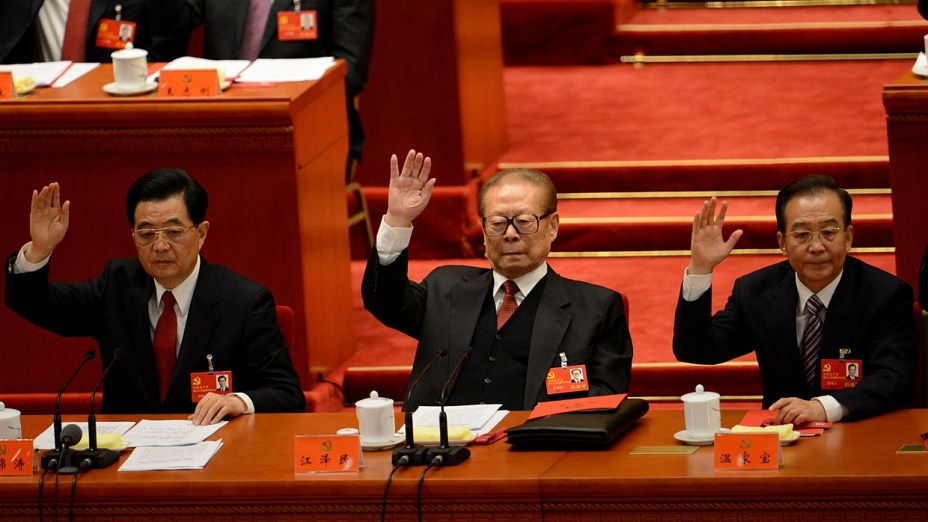 O presidente chinês Hu Jintao, o ex-presidente Jiang Zemin e o premiê Wen Jiabao durante a votação do novo Comitê Central 