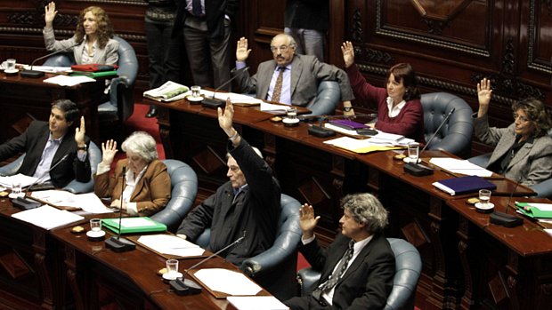Senado uruguaio vota a favor de lei que descriminaliza o aborto