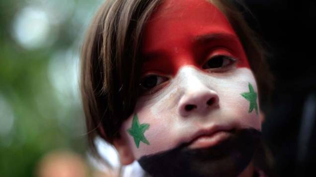 Garota durante protesto contra o governo de Bashar al-Assad