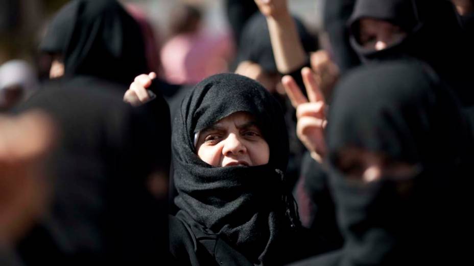 Mulheres em protesto contra o governo em Idlib, Síria