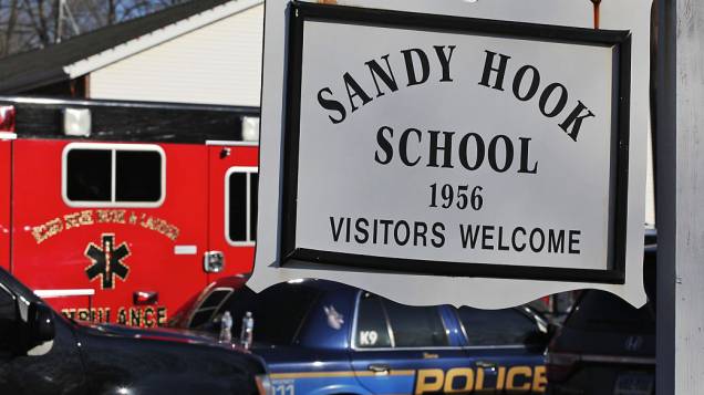 Carros da polícia e dos bombeiros em frente a escola primária Sandy Hook em Newtown, Connecticut onde um atirador abriu fogo deixando mais de 30 mortos