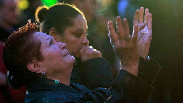 Mulher chora depois de visitar memorial para as vítimas do tiroteio da escola primária Sandy Hook em Newtown, Connecticut