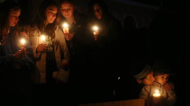 Familiares fazem orações às vítimas do tiroteio na escola primária Sandy Hook, em Connecticut