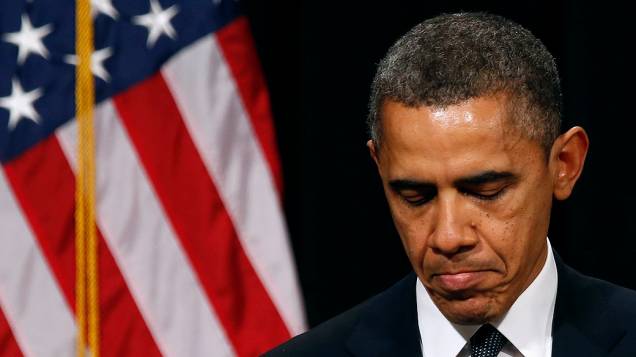 Presidente dos Estados Unidos, Barack Obama se emociona depois de falar em uma vigília realizada pelas famílias das vítimas do tiroteio na escola Sandy Hook em Connecticut