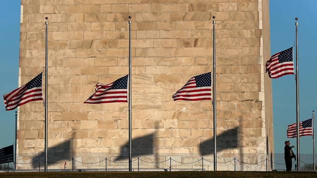 Bandeiras a meio-mastro no Monumento de Washington, em memória <em>à</em>s vitímas do Massacre