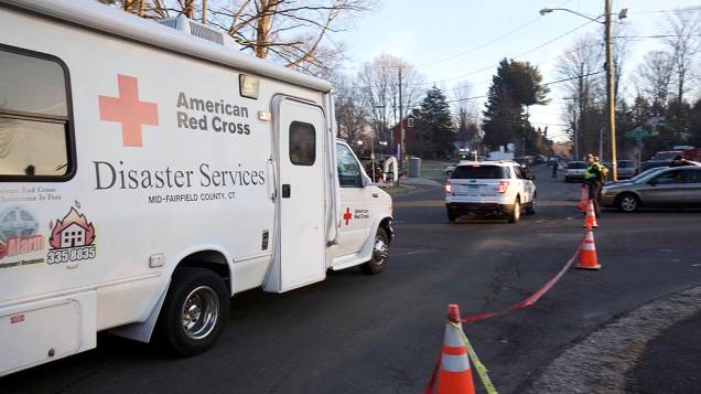 Veículo da cruz vermelha próximo a escola primária Sandy Hook, onde pelo menos 27 pessoas, incluindo crianças, foram mortas nesta sexta-feira (14/12)