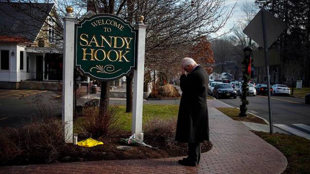 Steve Wruble, voluntário que presta apoio às vítimas do tiroteio, na entrada de Sandy Hook, em Newtown