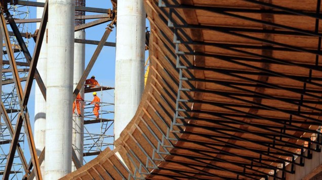 Trabalhadores na construção do estádio de Brasília para a Copa do Mundo da FIFA de 2014