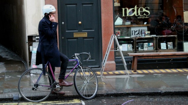 <p>Mesmo com o frio e a chuva, os londrinos insistem no uso da bicicleta como meio de transporte complementar na cidade</p>