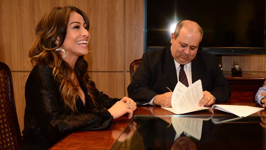 Sabrina Sato ao assinar contrato com a Record