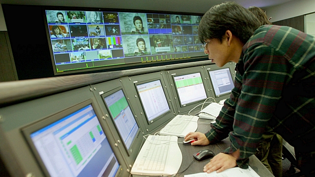 Sala de controle do sistema de transmissão via satélite da Coreia do Sul