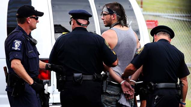 Policiais prendem manifestante durante protesto realizado nas proximidades da Convenção Nacional Democrática em Charlotte, Estados Unidos