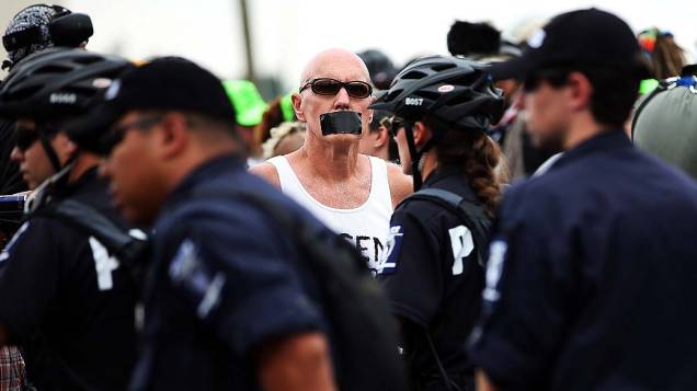 Policiais e manifestantes durante protesto realizado nas proximidades da Convenção Nacional Democrática em Charlotte, Estados Unidos