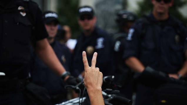 Policiais durante protesto realizado nas proximidades da Convenção Nacional Democrática em Charlotte, Estados Unidos