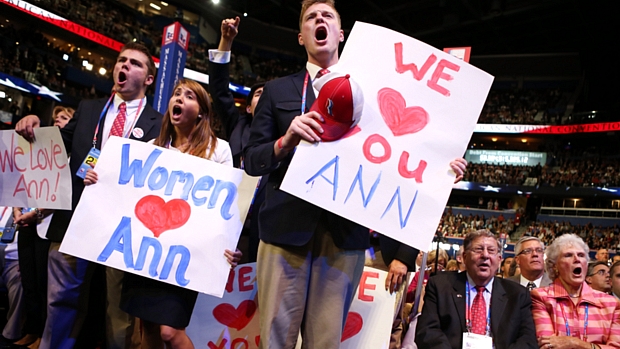 Partidários exibem cartazes em apoio a Ann Romney, mulher do candidato republicano