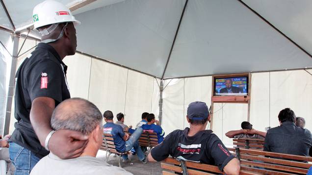 Funcionários da Arena Corinthians, na zona leste de São Paulo, acompanham a transmissão pela televisão do anúncio da lista de 23 jogadores convocados pelo técnico Luiz Felipe Scolari para defender a seleção brasileira de futebol durante o Mundial