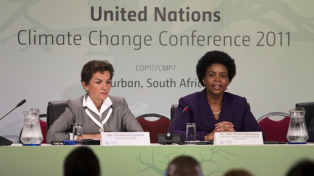 A presidente da COP 17, Maite Nkoana-Mashabane fala durante uma entrevista coletiva junto com a secretária executiva da ONU para mudanças climáticas, Christiana Figueres, durante a COP 17, em Durban, África do Sul