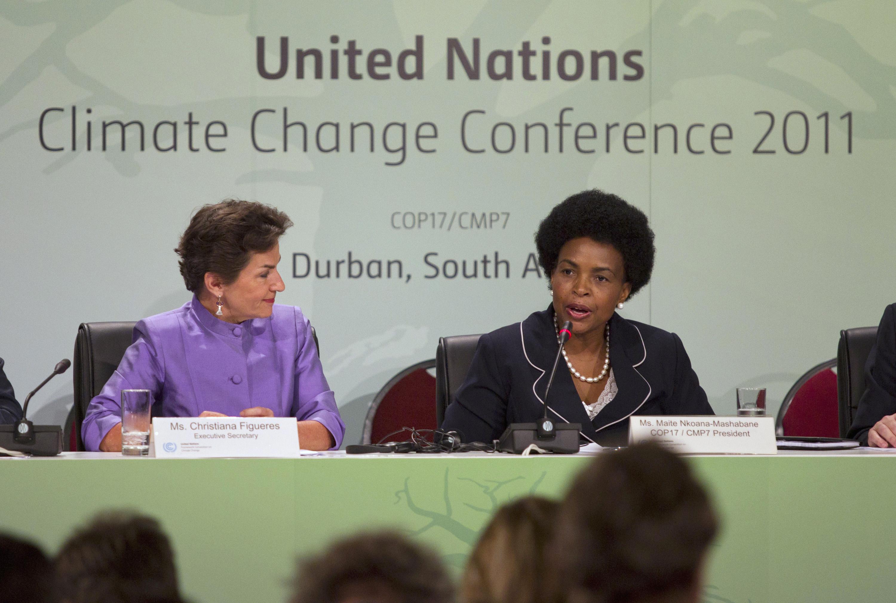 A presidente da COP 17 Maite Nkoana-Mashabane (à direita) dá uma entrevista coletiva junto com a secretária executiva da ONU sobre o clima, Christina Figueres durante a Conferência das Partes em Durban, África do Sul