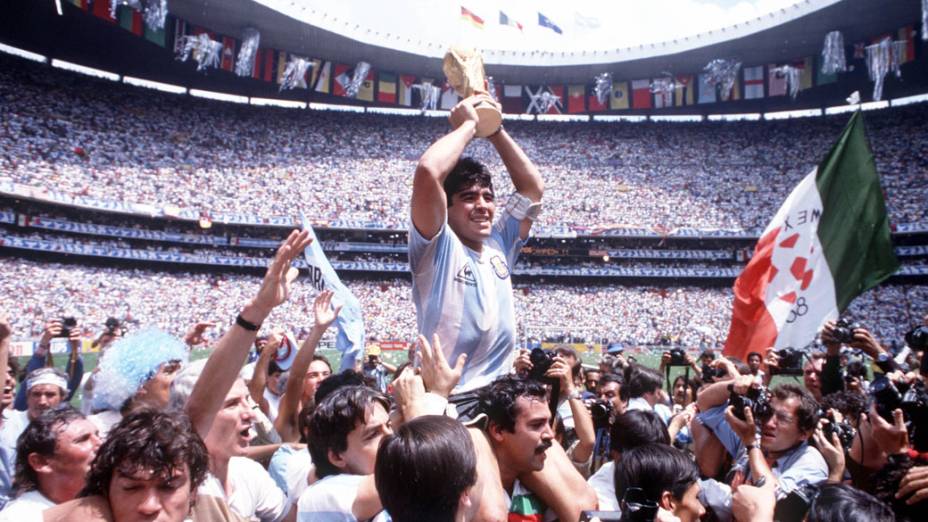 Maradona comemora a vitória da Argentina na Copa do Mundo em 1986, no México
