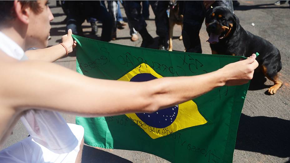 Manifestantes durante protesto nos aredores do estádio Mané Garrincha, em Brasília