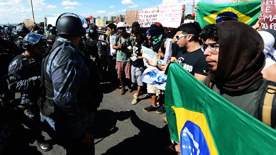 Manifestantes durante protesto nos aredores do estádio Mané Garrincha, em Brasília