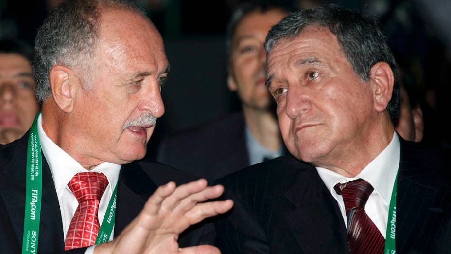 Luis Felipe Scolari e Carlos Alberto Parreira no sorteio dos grupos da Copa das Confederações