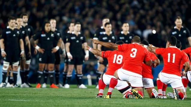 Jogadores da seleção de Tonga fazem a "haka", dança tradicional usada para intimidar o adversário antes das partidas de rugbi, durante a Copa do Mundo, na Nova Zelândia