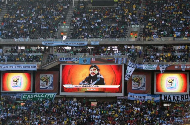 A imagem do técnico argentino, Diego Maradona, aparece em um telão do estádio Ellis Park, em Johannesburgo, onde as seleções da Argentina e da Nigéria se enfrentam.