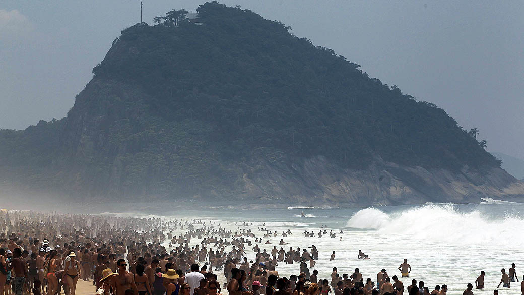Movimentação da praia de Copacabana neste domingo (30/12), no Rio de Janeiro