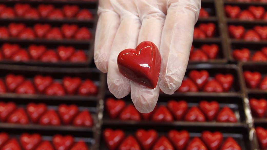 Trabalhador mostra coração feito para o dia dos namorados, na Bélgica