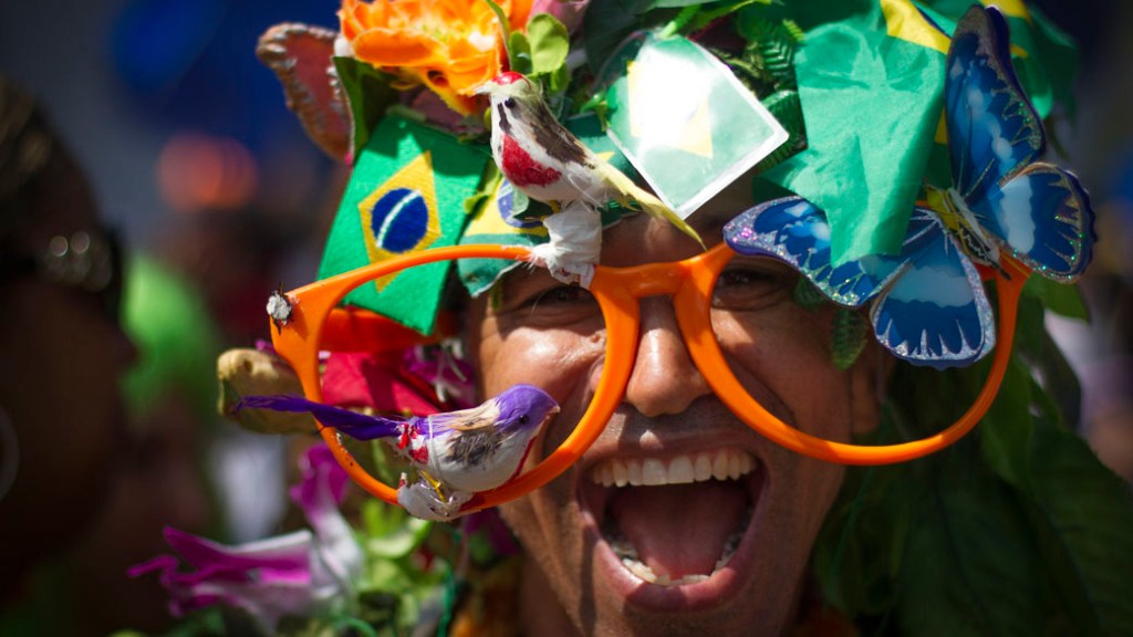Foliona se diverte no Carnaval de rua do Rio de Janeiro, em 2013