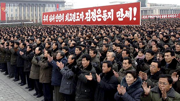 Norte-coreanos comemoram terceiro teste nuclear do país, realizado no dia 12 de fevereiro