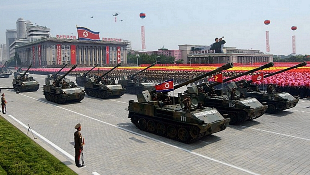 Coreia do Norte celebra aniversário de armistício com desfile militar em Pyongyang