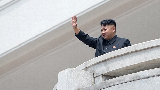 Ditador Kim Jong-un acena durante as comemorações pelo aniversário da trégua que acabou com a Guerra da Coreia