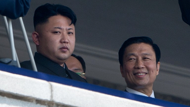 Kim Jong-un assiste ao desfile ao lado do vice-presidente da China
