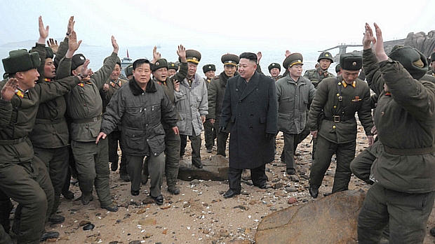 Soldados saúdam o ditador Kim Jong-un nesta quinta em Pyongyang