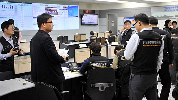 Funcionários da Agência de Segurança da Internet da Coreia do Sul trabalham para identificar hackers