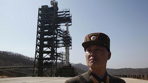 Soldado norte-coreano patrulha foguete em base militar
