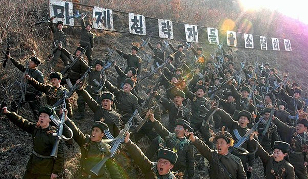 Norte-coreanos durante exercício militar, em 12/03/2013