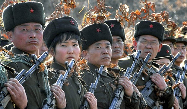 Norte-coreanos durante exercício militar, em 13/03/2013