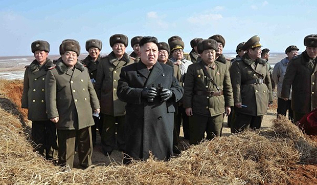 Kim Jong-un observa exercícios militares aéreos