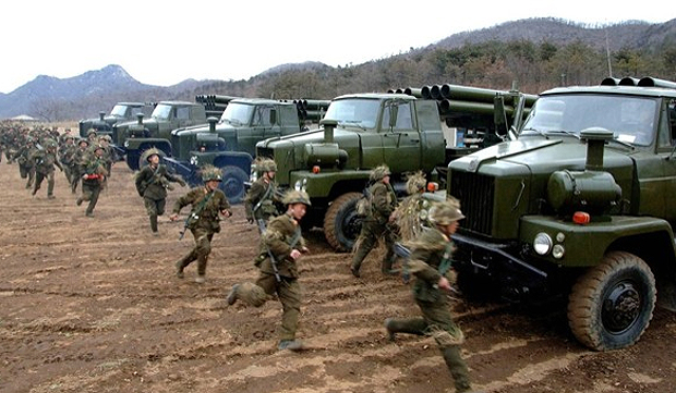 Norte-coreanos durante exercícios militares