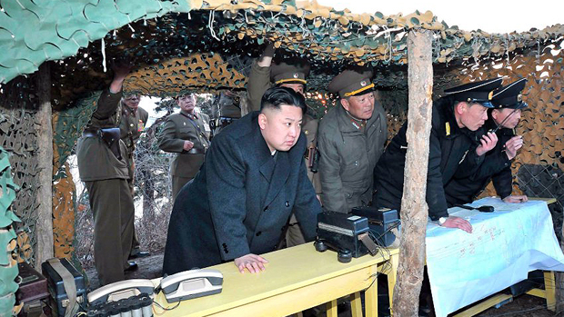 Kim Jong-un acompanha exercícios militares