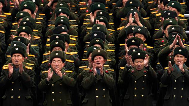 Soldados norte-coreanos compareceram à praça Kim Il Sung, no centro de Pyongyang, nesta sexta-feira (14), para comemorar sucesso do lançamento do foguete Unha-3