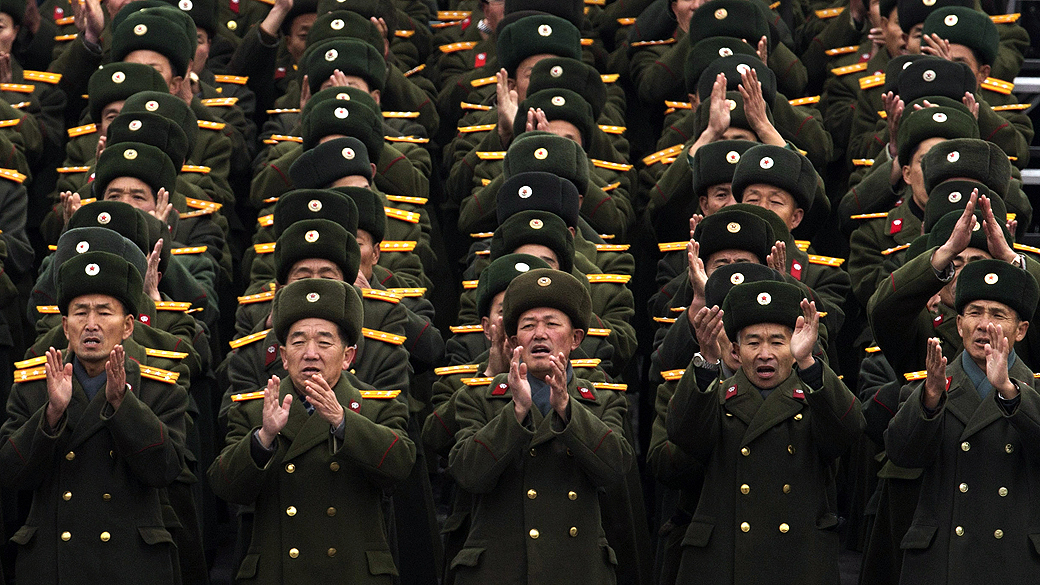 Soldados norte-coreanos na praça Kim Il-sung, no centro de Pyongyang
