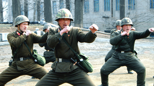 Soldados norte-coreanos em treinamento militar, em Pyongyang