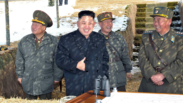 O ditador norte-coreano Kim Jong-un ao lado de militares, em local não identificado pela agência oficial