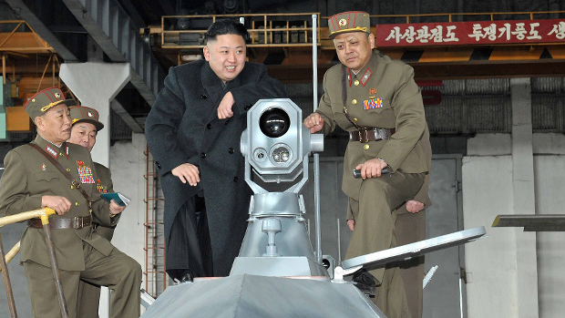 Kim Jong-un inspeciona equipamento militar