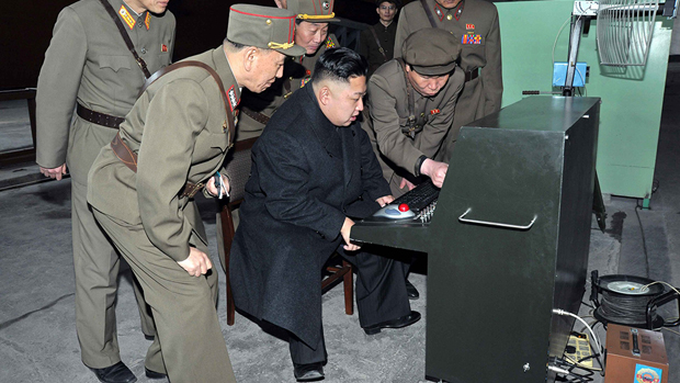 O líder norte-coreano Kim Jong Un testa equipamento militar